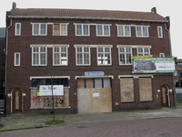 907738 Gezicht op de voorgevel van het dichtgetimmerde pand Westerdijk 18-20 (de voormalige Metaalmarkt) te Utrecht, ...